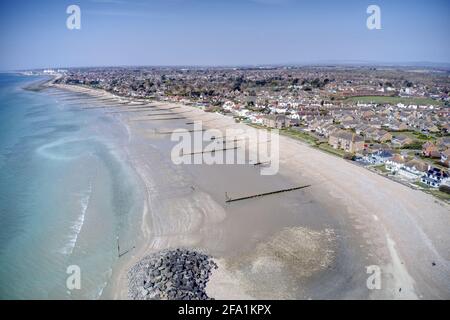 Luftbild am weitläufigen Strand von Middleton on Sea in der Nähe von Bognor Regis in West Sussex, einem beliebten Reiseziel für Touristen. Stockfoto