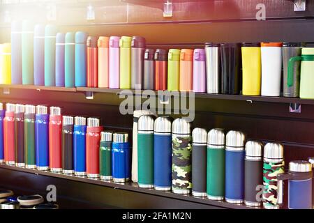 Farbige Thermoskanne im Schaufenster Stockfoto
