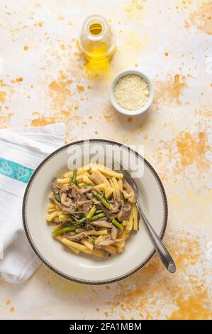Teller mit italienischer Pasta, genannt "caserecce" mit Pilzen (pleurotus) und Spargel Stockfoto