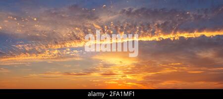 Dramatische bunte rot orange bis dunkelblau Sonnenuntergang oder Sonnenaufgang Himmel Landschaft Wolken. Natürliche schöne Wolkenlandschaft Dämmerung Hintergrund Tapete. Natur Stockfoto