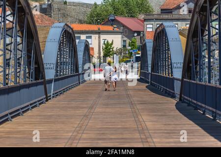 Peso da Regua / Portugal - 10/02/2020 : Blick auf ein älteres Paar Touristen auf dem Rücken, die durch die Metallbrücke der Stadt Peso Regua schlendern Stockfoto