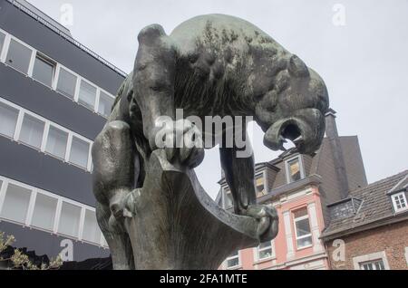 Aachen, das Bahkauv (aus Bachkalb, auch Badekalb, mundartlich auch Bakauf, Baakauf, Bahkauf oder Bakauv) ist ein Fabelwesen aus Aachen. Stockfoto