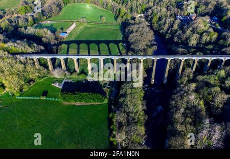 Die Morgensonne wirft Schatten am Pontcysyllte Aquädukt in Llangollen, Nordwales. Bilddatum: Donnerstag, 22. April 2021. Stockfoto