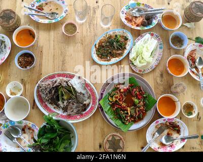 Nach Dem Essen. Blick von oben auf das echte Esan-Essen. Thailändische Küche aus dem Nordosten Thailands. Die sehr originelle Aufnahme. Stockfoto