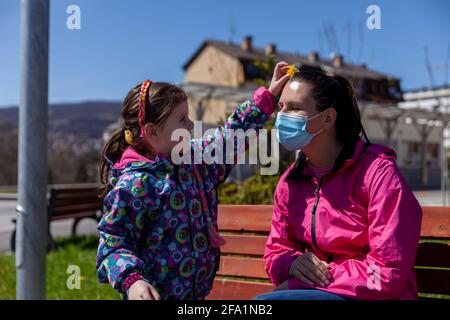 Mutter und Tochter verbringen einen schönen sonnigen Frühlingstag draußen Stockfoto