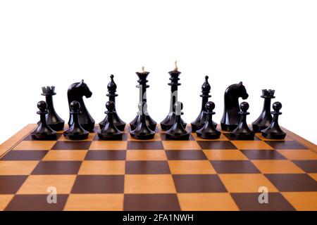 Schwarze Schachfiguren stehen auf einem Schachbrett. Stockfoto