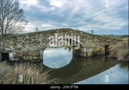 Mittelalterliche Brücke von Santiago de Bencaliz in der Nähe des Dorfes Aldea del Cano, Caceres, Spanien. Dies ist Teil der Via de la Plata Way oder Silver Route, A Stockfoto