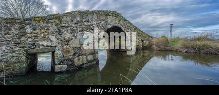 Mittelalterliche Brücke von Santiago de Bencaliz in der Nähe des Dorfes Aldea del Cano, Caceres, Spanien. Dies ist Teil der Via de la Plata Way oder Silver Route, A Stockfoto