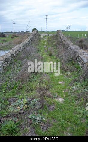 Mittelalterliche Brücke von Santiago de Bencaliz in der Nähe des Dorfes Aldea del Cano, Caceres, Spanien. Dies ist Teil der Via de la Plata Way oder Silver Route, A Stockfoto