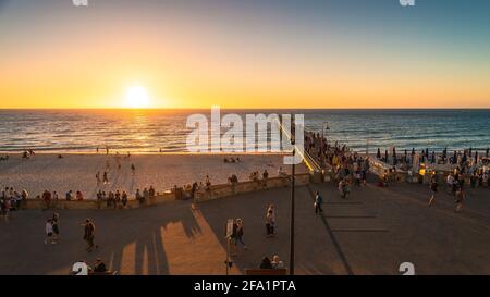 Adelaide, Südaustralien - 12. Januar 2019: Glenelg Beach Steg mit Menschen, die bei Sonnenuntergang am Riesenrad am Moseley Square entlang spazieren Stockfoto