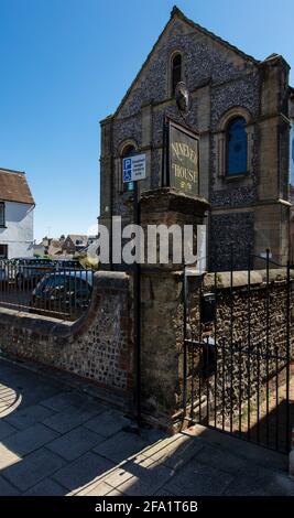 Die Trinity Congregational Church, oder Union Chapel, in der Marktstadt Arundel an den South Downs in West Sussex, Großbritannien; umbenannt in Ninive House Stockfoto