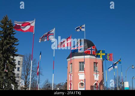Nordische Flaggen winken im Freien gegen den blauen Himmel Stockfoto