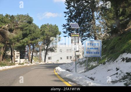 Israel, Golan Heights, The Druze Vilege Massade (oder Mas'ade) das Willkommensschild in Englisch Arabisch und Hebräisch Stockfoto