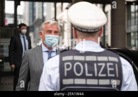 Stuttgart, Deutschland. April 2021. Der baden-württembergische Innenminister Thomas Strobl (CDU, l) spricht bei seiner Ankunft zu den Koalitionsverhandlungen zwischen Bündnis 90/die Grünen und der CDU mit einem Polizeibeamten. Quelle: Marijan Murat/dpa/Alamy Live News Stockfoto