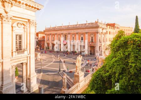 Piazza del Campidoglio, auf dem Kapitolinischen Hügel, mit der façade des Palazzo Nuovo. Stockfoto