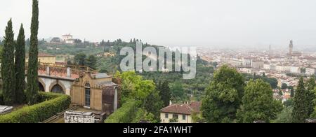 Panorama von Florenz im Regen. Blick auf die Mauern von Florenz, Palazzo Vecchio, Friedhof Porte Santo Stockfoto