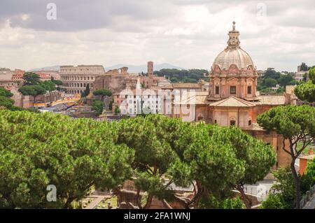 Panoramablick auf das Kolosseum, die Via Fori Imperiali und die Kirche Santi Luca e Martina, Rom, Italien Stockfoto