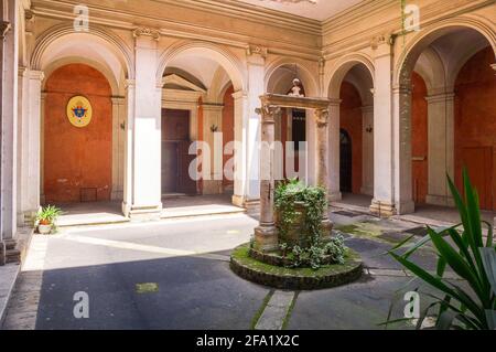 Der Hof der Kirche Sant'Agata dei Goti Stockfoto