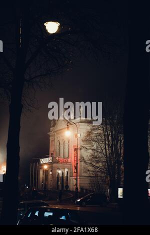 Das Prinzregenten-Theater in München, Bayern, bei Nacht. Straßenlampen und rote Lichter malen die Szene. Alte barocke und klassische Oper. Stockfoto