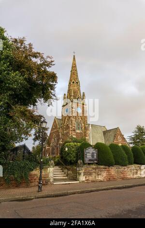 Die Pfarrkirche All Saints im Dorf Thornton Hough, Wirral, Großbritannien, stammt aus dem Jahr 1868 und wurde von Joseph Hirst, einem Wollmühlenbesitzer, bezahlt. Stockfoto