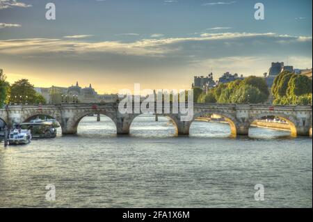 Blick über die seine in Richtung Pont Neuf im Zentrum Paris Stockfoto