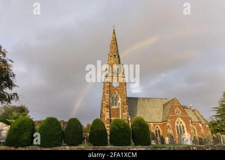 Die Pfarrkirche All Saints im Dorf Thornton Hough, Wirral, Großbritannien, stammt aus dem Jahr 1868 und wurde von Joseph Hirst, einem Wollmühlenbesitzer, bezahlt. Stockfoto