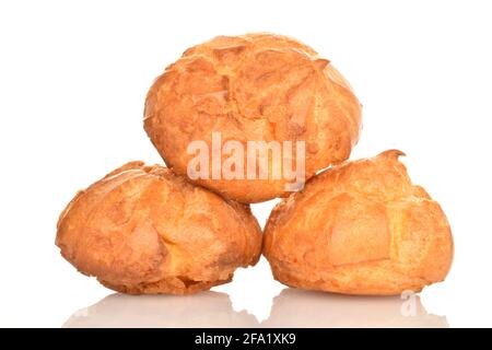 Mehrere frisch duftende Chouquettes auf weißem Hintergrund. Stockfoto