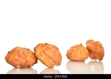 Mehrere frisch duftende Chouquettes auf weißem Hintergrund. Stockfoto