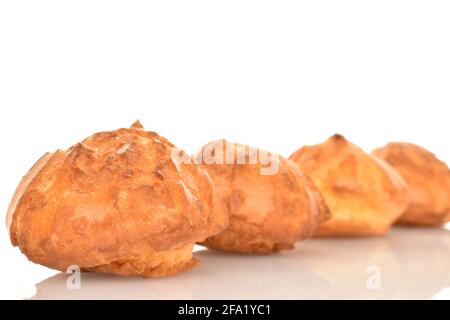 Mehrere frisch duftende Chouquettes auf weißem Hintergrund. Stockfoto