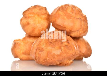 Mehrere frisch duftende Chouquettes auf weißem Hintergrund. Stockfoto