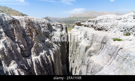 Graben in Gesteinen, geologische Formationen in Kfardebian, Libanon Stockfoto