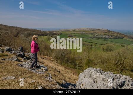 Long Richtung Newbiggin Crags von oben Kelker Well auf dem Kalkstein Link Fernwanderung in Cumbria Stockfoto