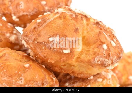 Mehrere frisch duftende Chouquettes auf weißem Hintergrund. Stockfoto