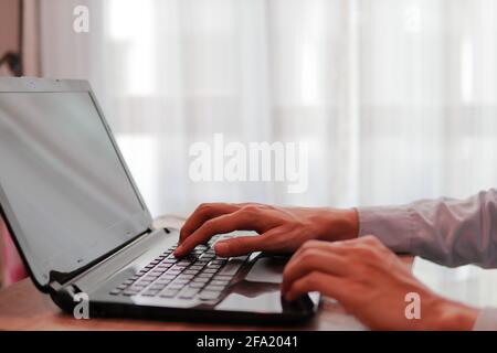Geschäftsmann, der von zu Hause aus arbeitet Stockfoto