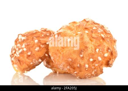 Mehrere frisch duftende Chouquettes auf weißem Hintergrund. Stockfoto