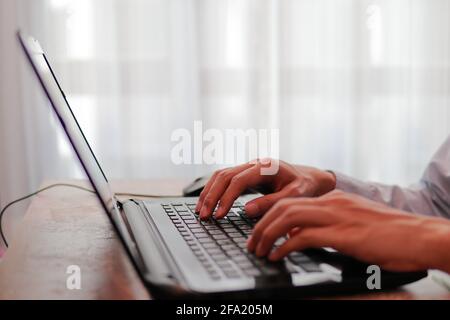 Geschäftsmann, der von zu Hause aus arbeitet Stockfoto