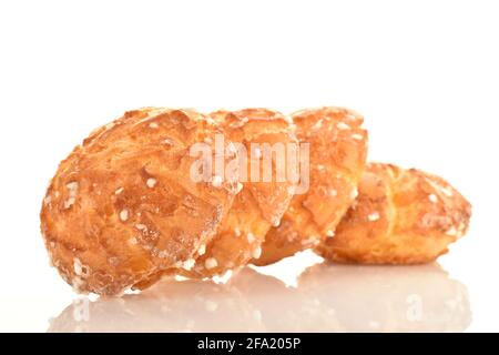 Mehrere frisch duftende Chouquettes auf weißem Hintergrund. Stockfoto