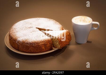 Ein altes Rezept Italienischer Kuchen aus Mandeln und trocken Brot mit Cappuccino (Antica torta alle mandorle e pane) Stockfoto