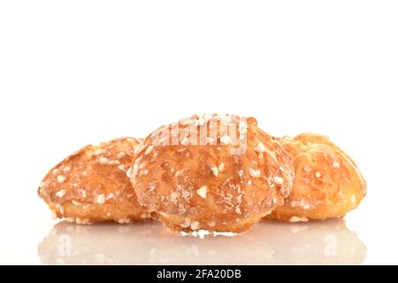 Mehrere frisch duftende Chouquettes auf weißem Hintergrund. Stockfoto