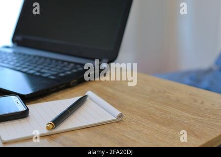 Notizbuch und Stift auf Holztisch Stockfoto