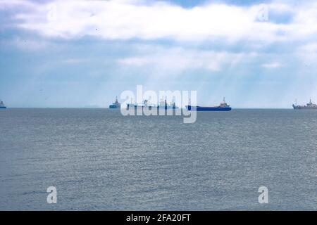 Frachtschiffe warten auf dem Meer, um einen Kanal oder eine Meerenge zu passieren. Transport Hintergrundbild. Stockfoto