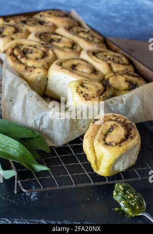 Pesto-Brötchen mit Bärlauch Stockfoto