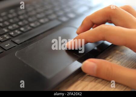 Geschäftsmann, der von zu Hause aus arbeitet Stockfoto