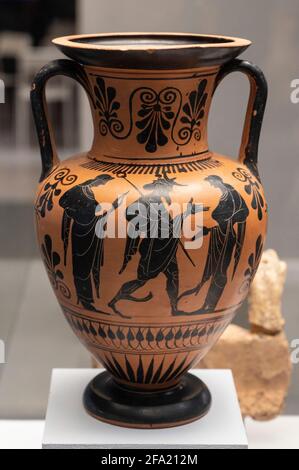 Rom. Italien. Attische Schwarzfigurenamphora, 530-500 v. Chr. Seite B (im Bild), Hermes zwischen zwei weiblichen Figuren. Seite A (siehe Alamy Ref 2FA214F), Heracle Stockfoto