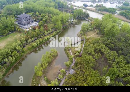 21. April 2021, Huai'an, Huai'an, China: Am 21. April 2021 haben die Bäume im Guhuai River National Wetland Park in der Stadt Huai'an, Provinz Jiangsu, grüne Bäume und fruchtbare Wasserpflanzen, die zu einer natürlichen Sauerstoffbar werden. Der 21. April 2021 ist der 52. ''Tag der Erde''. Das diesjährige Werbethema lautet „die Erde schätzen und ein harmonisches Zusammenleben zwischen Mensch und Natur“. Feuchtgebiete werden auch als ''die Niere der Erde'' bezeichnet. Kredit: ZUMA Press, Inc./Alamy Live Nachrichten Stockfoto