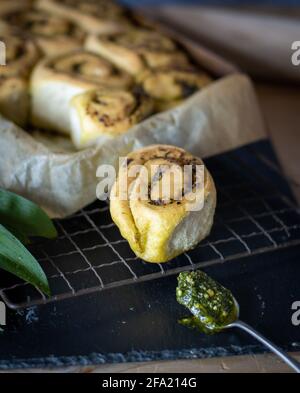 Pesto-Brötchen mit Bärlauch Stockfoto