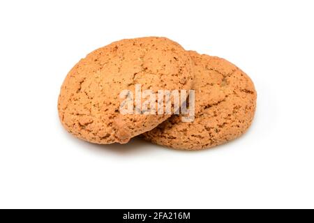 Hausgemachte Kekse. Zwei süße Kekse aus Hafermehl. Tasty Keks in hoher Auflösung Nahaufnahme isoliert auf weißem Hintergrund. Hausgemachte Bäckerei. Stockfoto