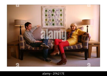 Elijah Wood mit Heloise Williams von Heloise und dem Savoir Faire in einem Hotel in Sohophotograph von David Sandison The Unabhängige 8/4/2008 Stockfoto