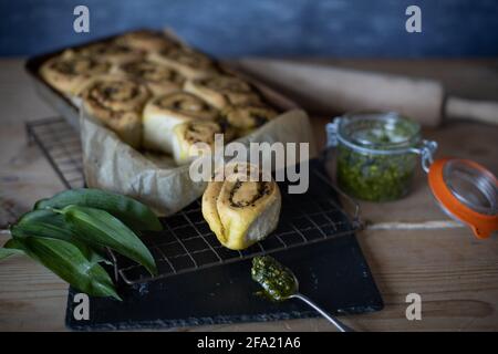 Pesto-Brötchen mit Bärlauch Stockfoto