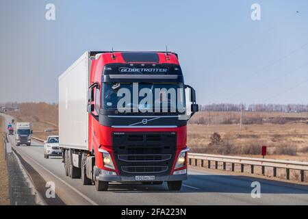 Tatarstan, Russland, Interstate Highway M7 - 14. April 2021. VOLVO Truck bewegt sich entlang der Bundesstraße zu ihrem Ziel. Stockfoto